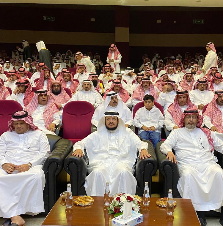 #تعليم_الطائف المساعد للشؤون التعليمية يشهد الحفل الختامي لمدرسة ثانوية الشيخ عبدالعزيز ابن باز ؛ حيث شارك أبناءه الطلاب الفرحة والابتهاج بتخرجهم؛ وكرَّم المُتميزين؛داعيًا الله للجميع بالتوفيق والنجاح.