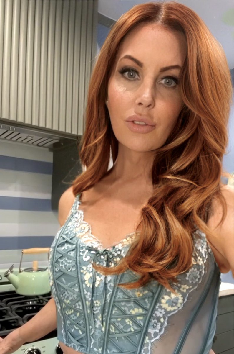 MrsRobinsonXo's tweet photo. Pls RT if you think I should take more pictures and videos in the kitchen? 🥰 Maybe I should do a cooking show lol🕺🥳 https://t.co/ddkMrFdtg4