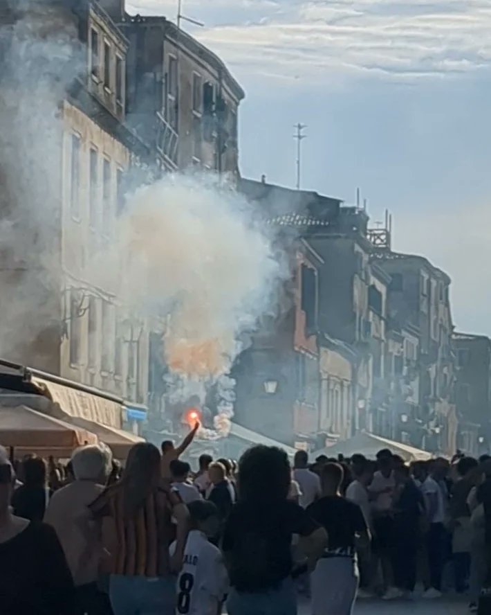 LJ_Pritchard's tweet photo. Big game tonight. #VeneziaFC #VeneziaVCremonese #Calcio #Football #ViaGaribaldi #Tifosi #Venezia #Venice #LivingOnWater https://t.co/kC3V3gNNN7