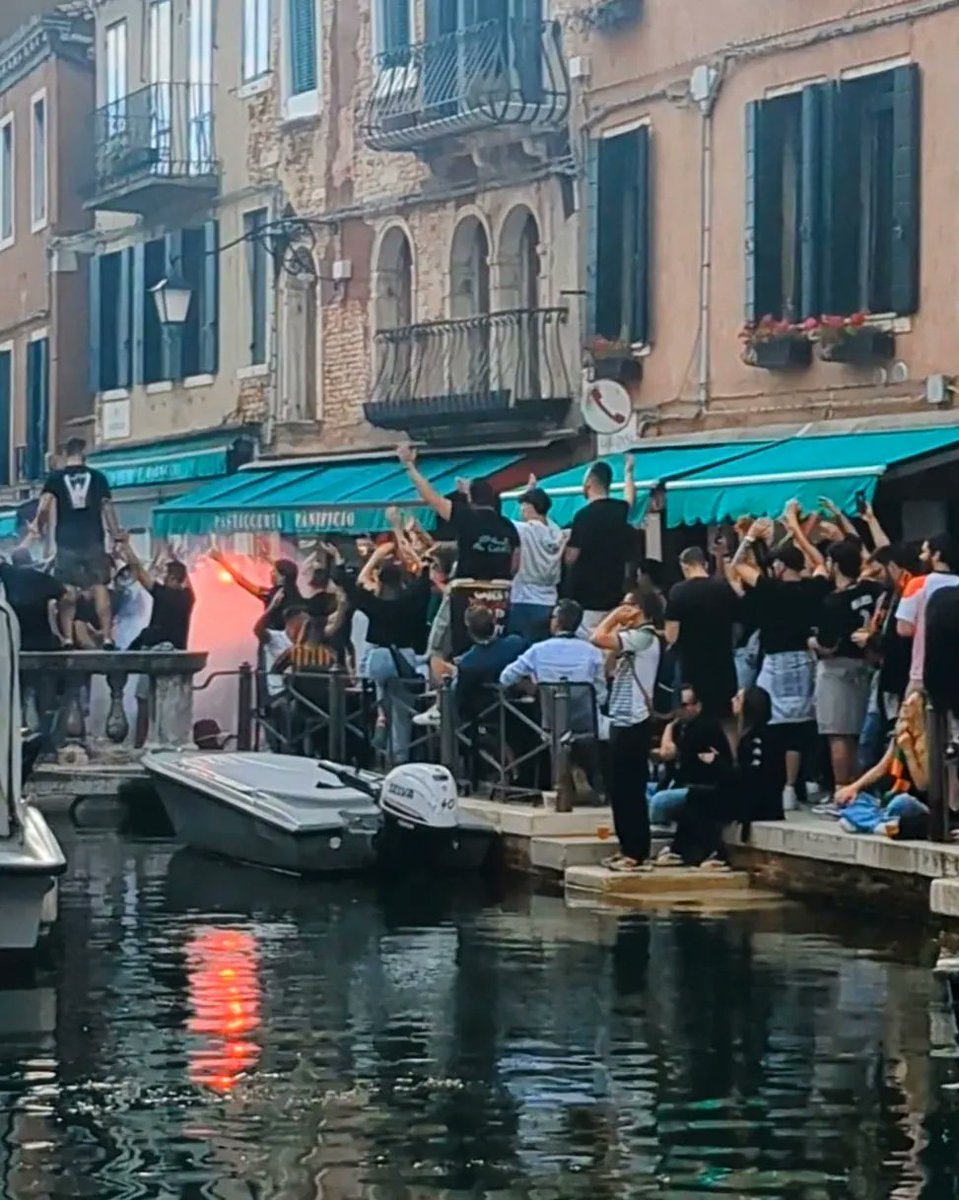 LJ_Pritchard's tweet photo. Big game tonight. #VeneziaFC #VeneziaVCremonese #Calcio #Football #ViaGaribaldi #Tifosi #Venezia #Venice #LivingOnWater https://t.co/kC3V3gNNN7