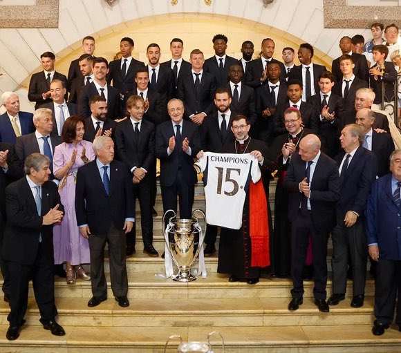 100_100Jesus's tweet photo. ⚽️🏆 Une fois n’est pas coutume 

Le Réal Madrid fait bénir sa 15ème Ligue des Champions à la cathédrale de la Almuneda ⛪️ https://t.co/eTrL0LLvgX
