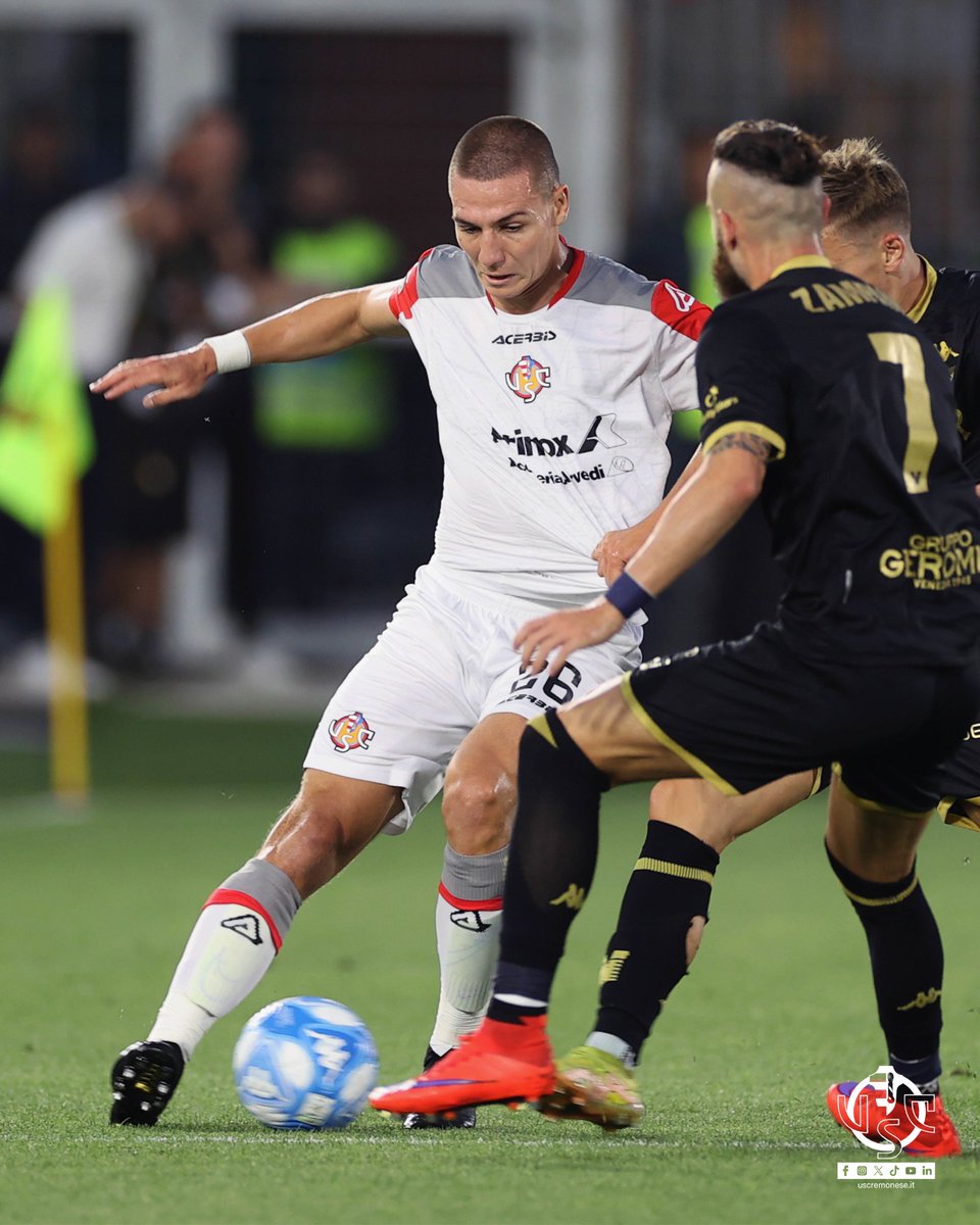 USCremonese's tweet photo. HALF TIME
🏆 Serie BKT
⚽ Venezia-Cremonese 1⃣-0️⃣
⏱️ Il primo tempo si chiude con i padroni di casa in vantaggio grazie alla rete di Gytkjaer al 24'
#AmarsiAncora #forzagrigiorossi #daiCremo #SerieBKT #VenCre https://t.co/YFH2lhzWvg