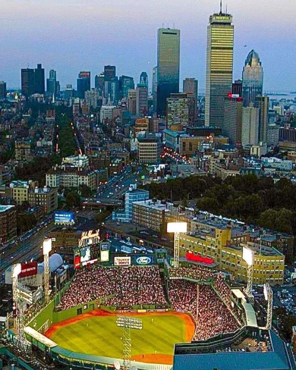 BBGreatMoments's tweet photo. A great view of Fenway Park during the 2000s. https://t.co/kMPX2FQxPe