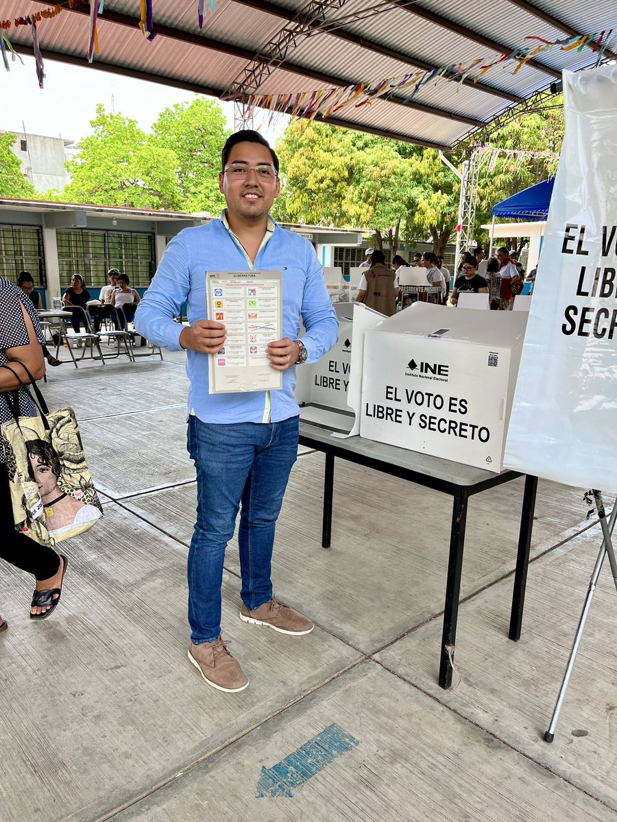 CarlosGuzmanSer's tweet photo. Este 2 junio, acudí a las urnas electorales de la col. Las Palmas en Tuxtla Gutiérrez, para ejercer mi derecho al voto, en la elección más grande en la historia de México. Hoy voté pensando en el futuro de nuestros hijos, en el Chiapas y México que queremos dejarles. ¡Que siga la transformación! 🗳️ #EleccionesMéxico2024