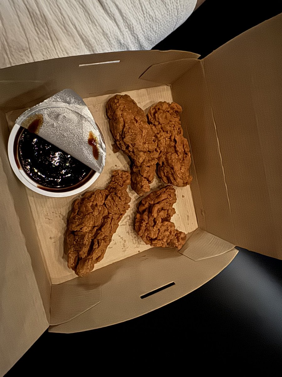 Waxenwings's tweet photo. lol @AMCTheatres I can’t believe these count as chicken tenders https://t.co/aq1lRKaSAb