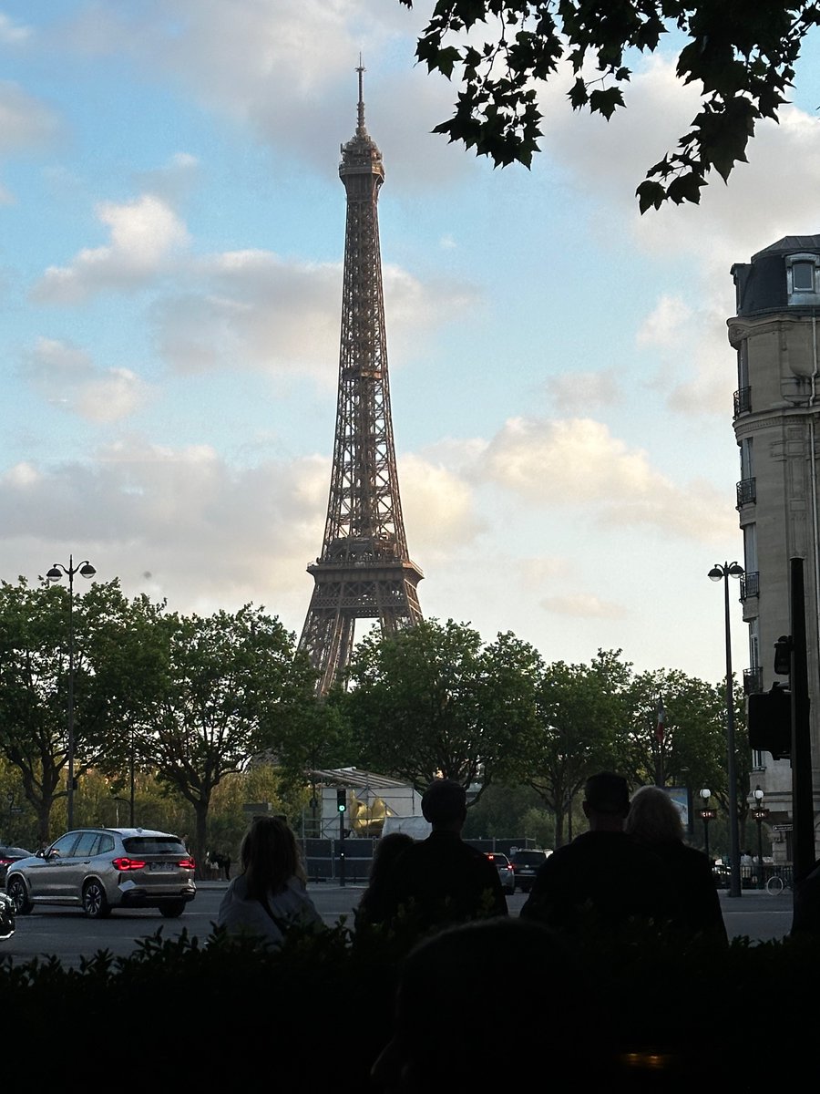 GailWhiteway's tweet photo. Waiting for the twinkles.  Last night in Paris.  🥺 https://t.co/nfdFePJTsQ