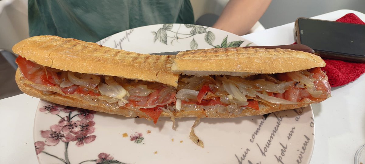 ¡Buenos días! Comenzamos junio con una de nuestras propuestas preferidas para #esmorçar 🆕 .

Seguimos en el barrio de #QuatreCarreres y volvemos al Racó de Xavi (Calle Río Besos, 4).

Esperamos que os guste 😋