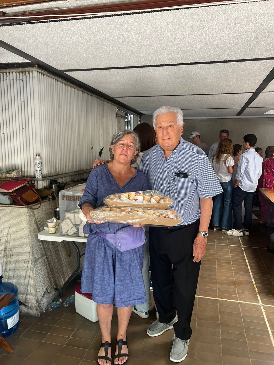 Admirable señor le lleva tortas a su hija, presidente de casilla, y a sus compañero de casilla.