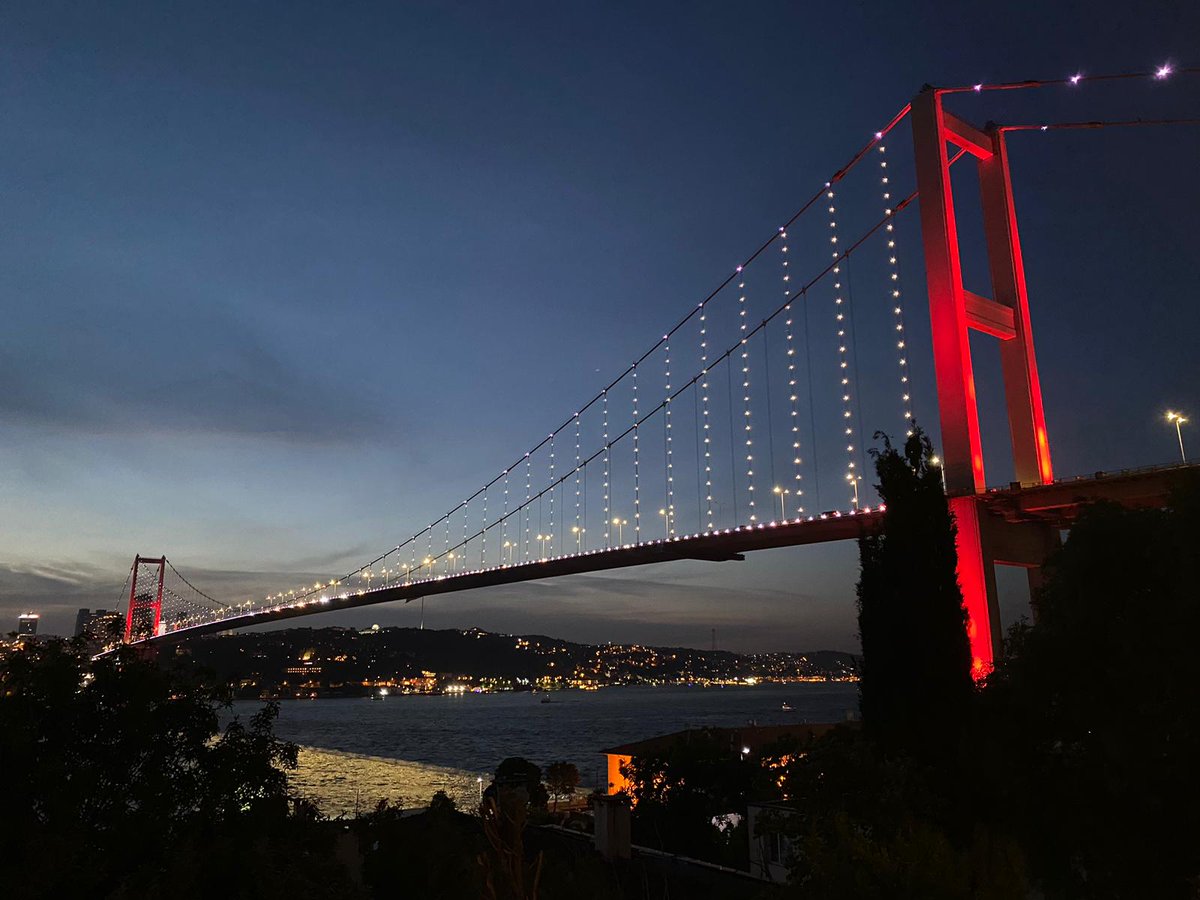 Bu manzarayla içmeyip de ne yapacaksın?