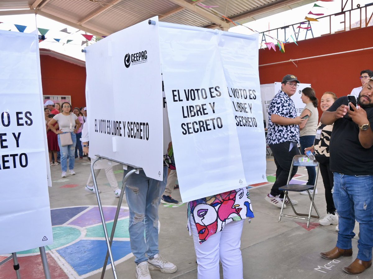 SoniaMendozaSLP's tweet photo. ¡Ya voté! Acudí a cumplir con mi deber ciudadano y a ejercer mis derechos.
Excelente domingo para todas y todos. https://t.co/zqC9RlccbO