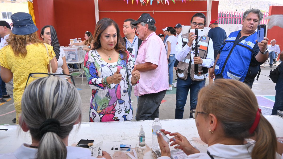 SoniaMendozaSLP's tweet photo. ¡Ya voté! Acudí a cumplir con mi deber ciudadano y a ejercer mis derechos.
Excelente domingo para todas y todos. https://t.co/zqC9RlccbO