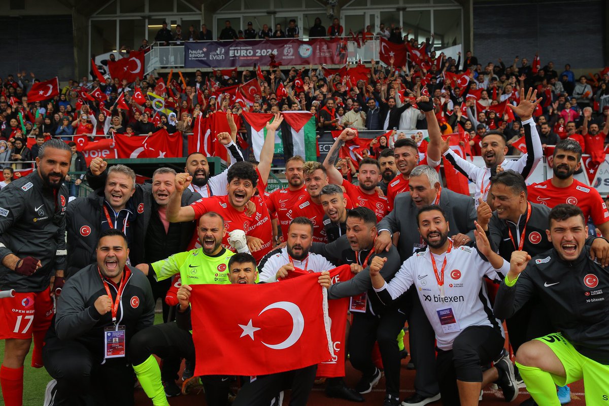 kemal_ozdal's tweet photo. 🇹🇷 Avrupa Şampiyonası'nda İsrail'i 6-0 mağlup eden Ampute Milli Futbol Takımı, galibiyeti Filistin halkına armağan etti.

❌ Maç öncesi İsrail marşı okunurken yan dönen milliler, İsrailli oyuncularla tokalaşmadı.

👥 Ay-yıldızlılar maç sonunda topluca secde ederek İsrail’in Gazze’deki katliamlarını protesto etti.

[ @aa_spor ] 

@amputemilli Futbol takımımızın galibiyetini kutluyor, siyonist düşman takımına verdikleri ders ve #Gazze duyarlılıklarından dolayı tebrik ediyorum.