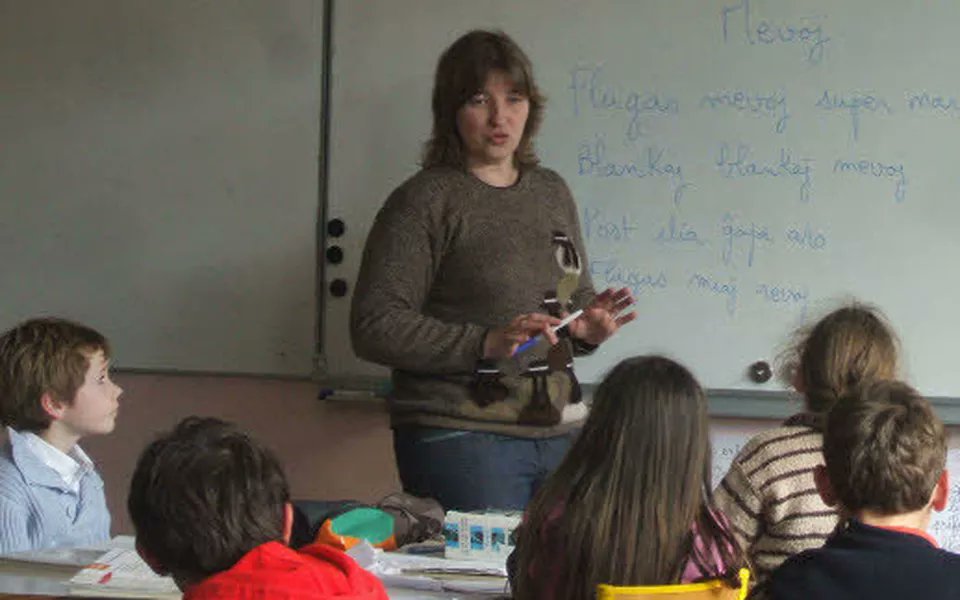 EsperantoEDE's tweet photo. #Européennes2024 
👩‍🏫🧑‍🏫👨‍🏫 
Enseignons l’espéranto dans les écoles européennes et en moins d’une génération l’Europe aura une langue commune. https://t.co/zJY9fw1OTz