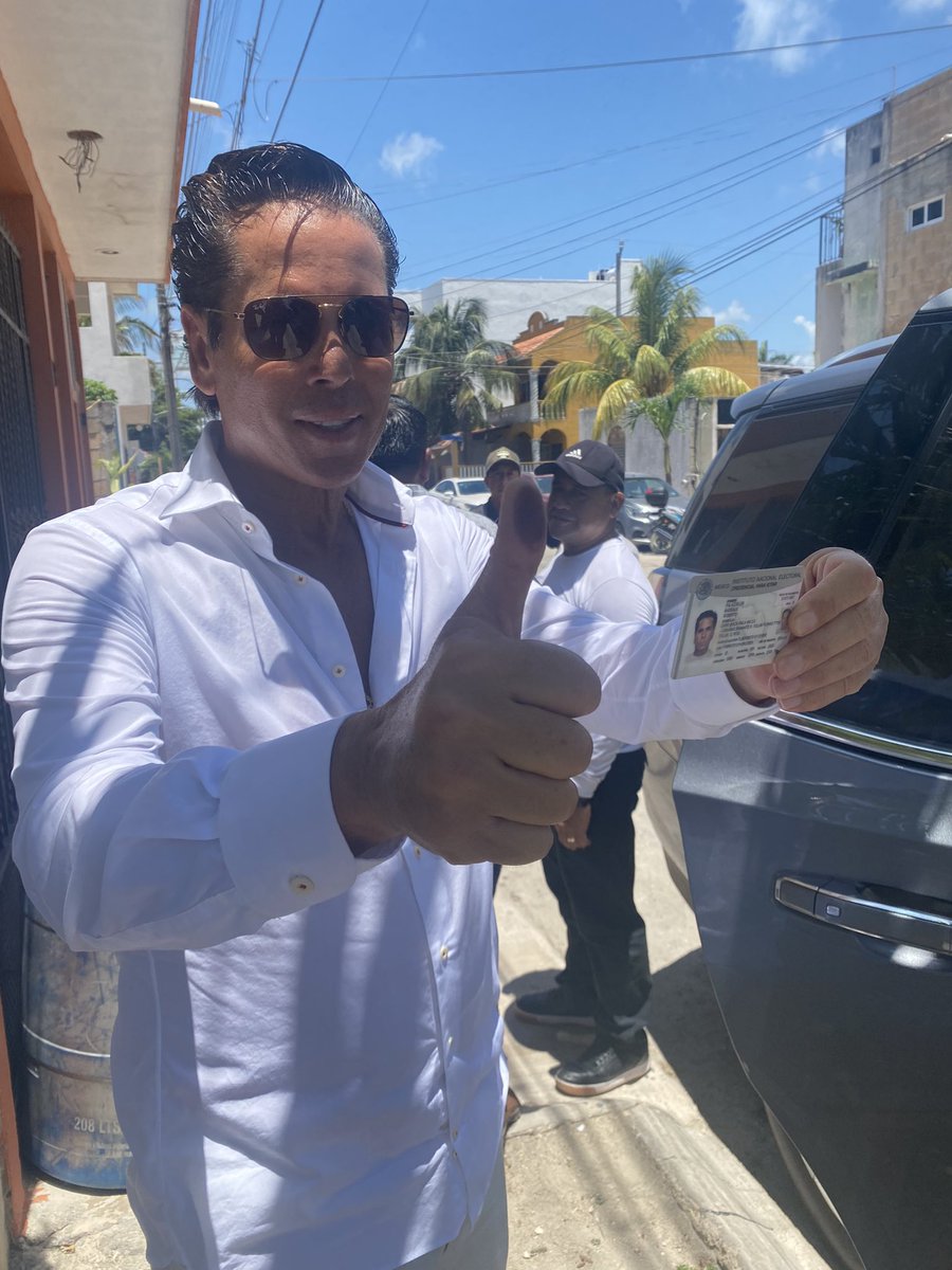 #Elecciones2024 | El candidato al Senado por @MovCiudadanoMx en Quintana Roo, @robpalazuelos, acudió a emitir su voto alrededor del mediodía, en la casilla ubicada en el Fraccionamiento Villas en Tulum.