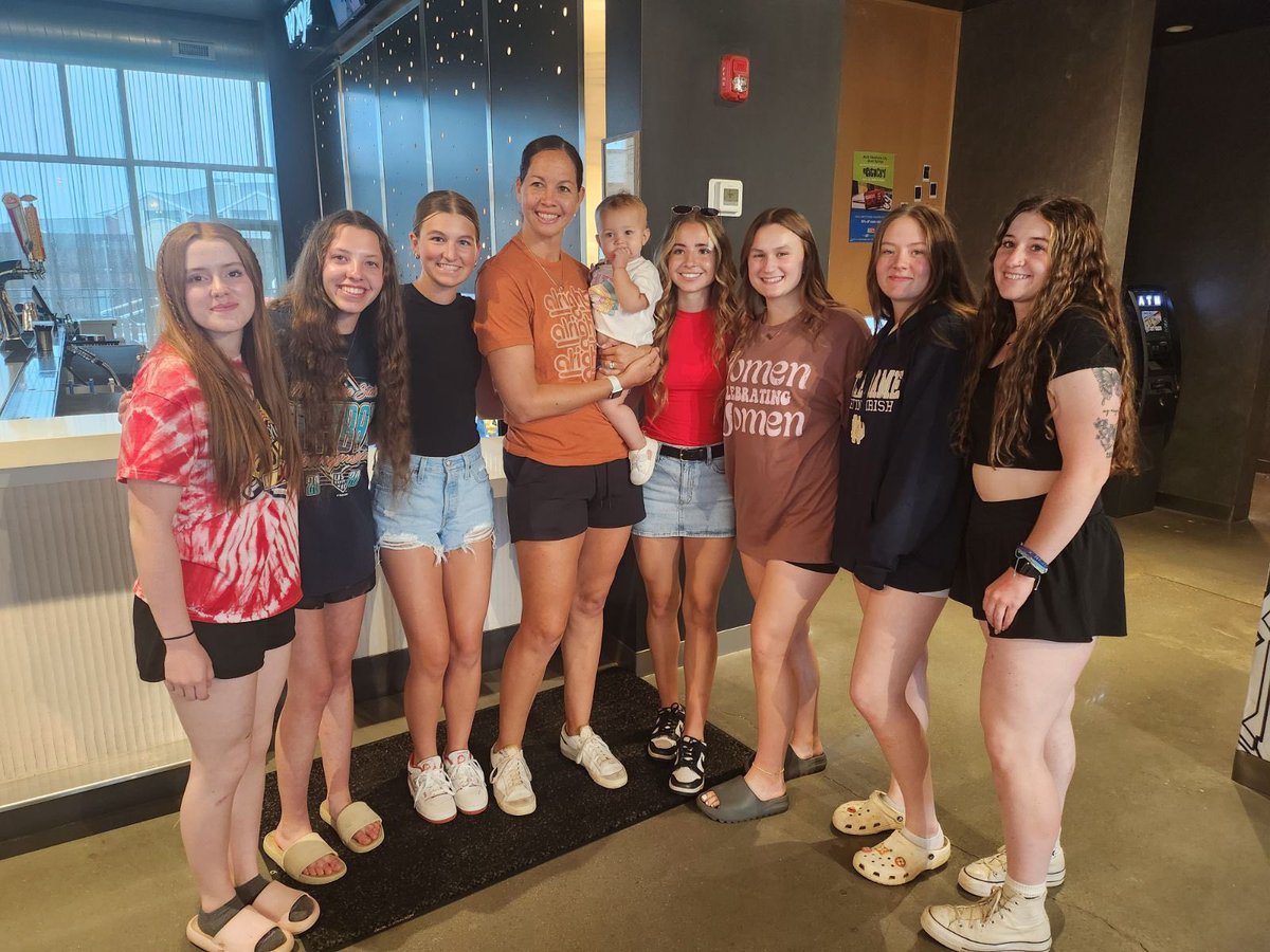 Girls got to meet Cat Osterman in our hotel! 
Texas Longhorn great, 3x National Player of the year and 2x Olympic Medalist. 19Ks in 2005 WCWS. 

Thanks Cat!!

#theteam
@NEQuakesMichaud 
@NEQuakesSB