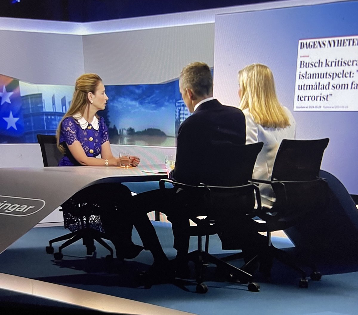kurrejonsson's tweet image. Bra agerat och sagt av Alice Teodorescu Måwe 👏🏻

Men inte acceptabelt på hur mycket Camilla Kvartoft och Anders Holmberg avbryter henne!

Det är bra att ställa tuffa frågor till henne, men låt människan få prata till punkt iallafall! 

Denna utfrågning framstår som när en lärare…