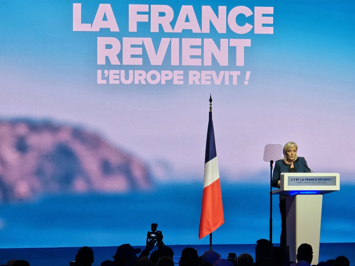 sebjolivet_RN's tweet image. Les macronistes vont mal dormir, le drapeau 🇨🇵 posé fièrement sur la tribune du meeting du Dôme. 
#VivementLe9Juin avec @J_Bardella @MLP_officiel #lafrancerevient !