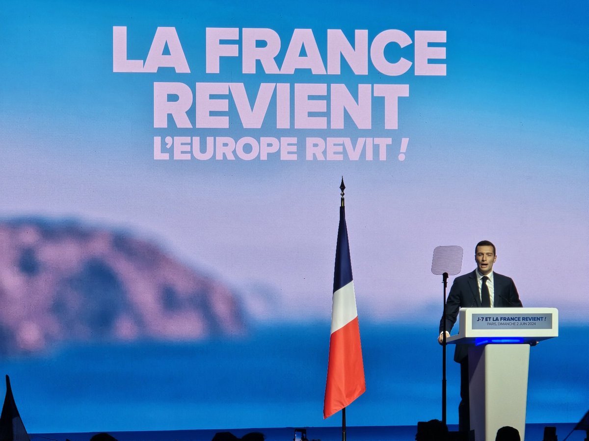 sebjolivet_RN's tweet image. Les macronistes vont mal dormir, le drapeau 🇨🇵 posé fièrement sur la tribune du meeting du Dôme. 
#VivementLe9Juin avec @J_Bardella @MLP_officiel #lafrancerevient !