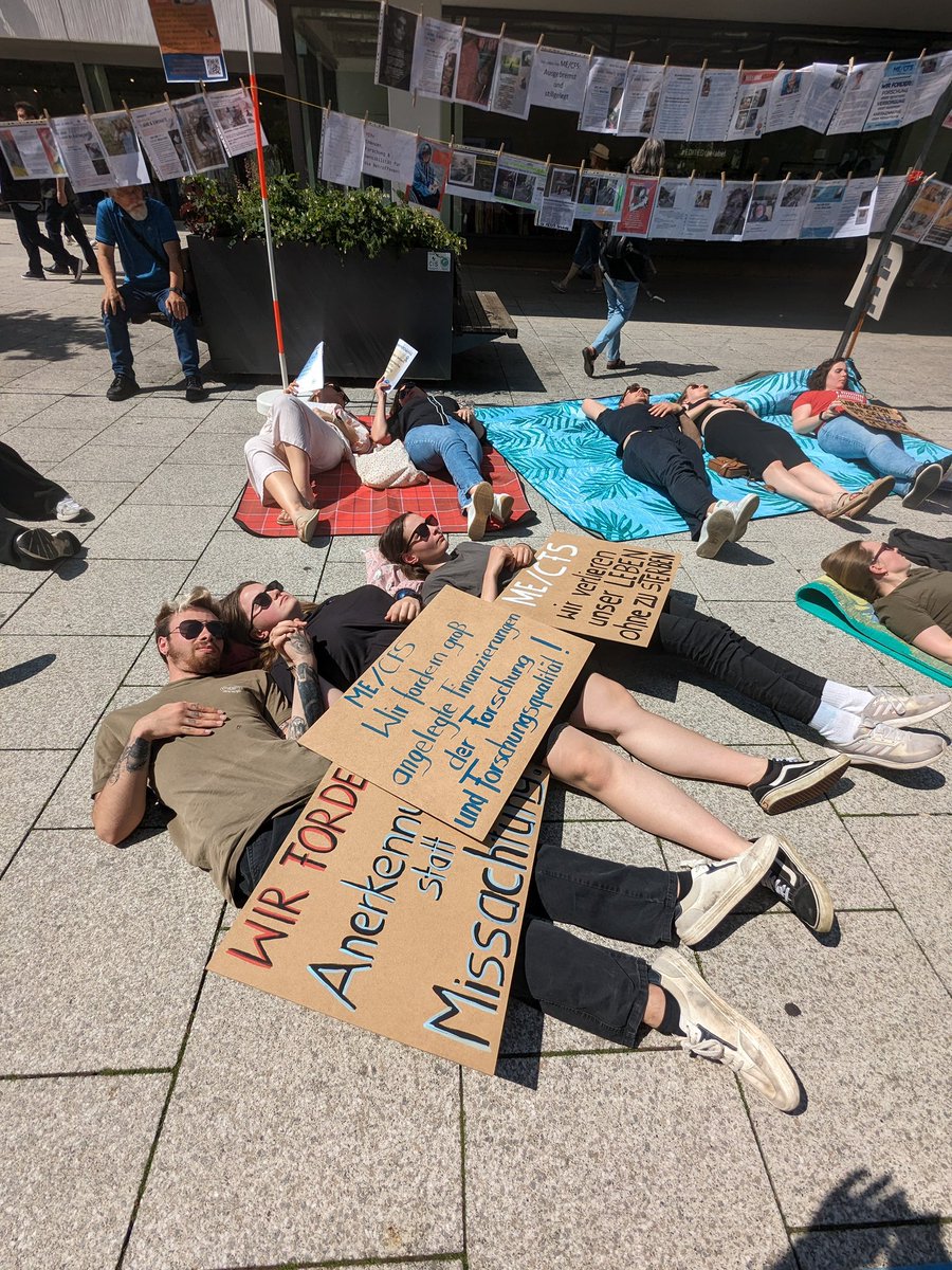LiegendDemo's tweet photo. Vielen Dank an alle, die dabei waren und uns unterstützen. Gemeinsam sind wir stark! #MillionsMissing #MECFS #Liegendemo #Stuttgart #Solidarität #Aufklärung #Forschung #Versorgung
Bleibt engagiert und helft uns, diese wichtige Botschaft weiter zu verbreiten! https://t.co/kQofXFxmt6