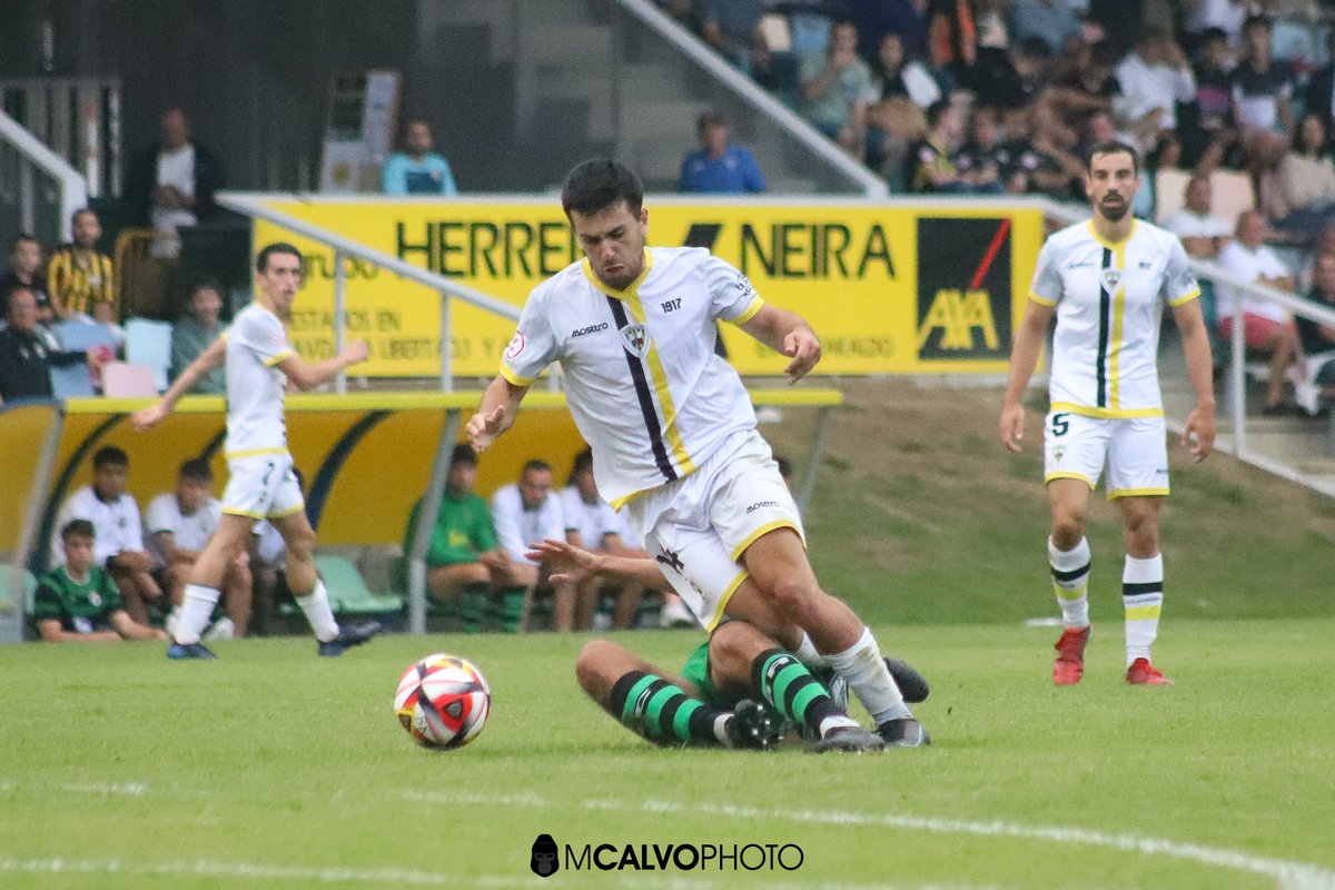 MCalvoDesign's tweet photo. Primer y último partido de la temporada
Mismo equipo, mismo campo y más o menos la misma hora
La diferencia? 10 meses y 90 partidos de experiencia y práctica
El año que viene más y mejor 📸 https://t.co/K5bbCQ27JA