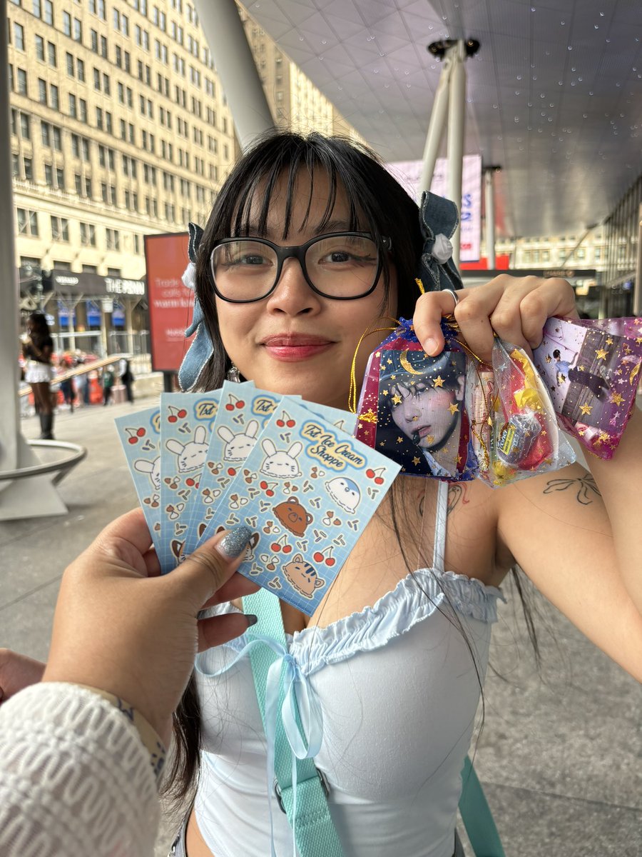 LazySmolUni's tweet photo. ‼️Attention NYC MOA‼️
We’re here at msg with freebies !! Come find us :D 🫣
#TXT_CONCERT #TXT_TOUR_ACT_PROMISE https://t.co/0rymr9eUf2