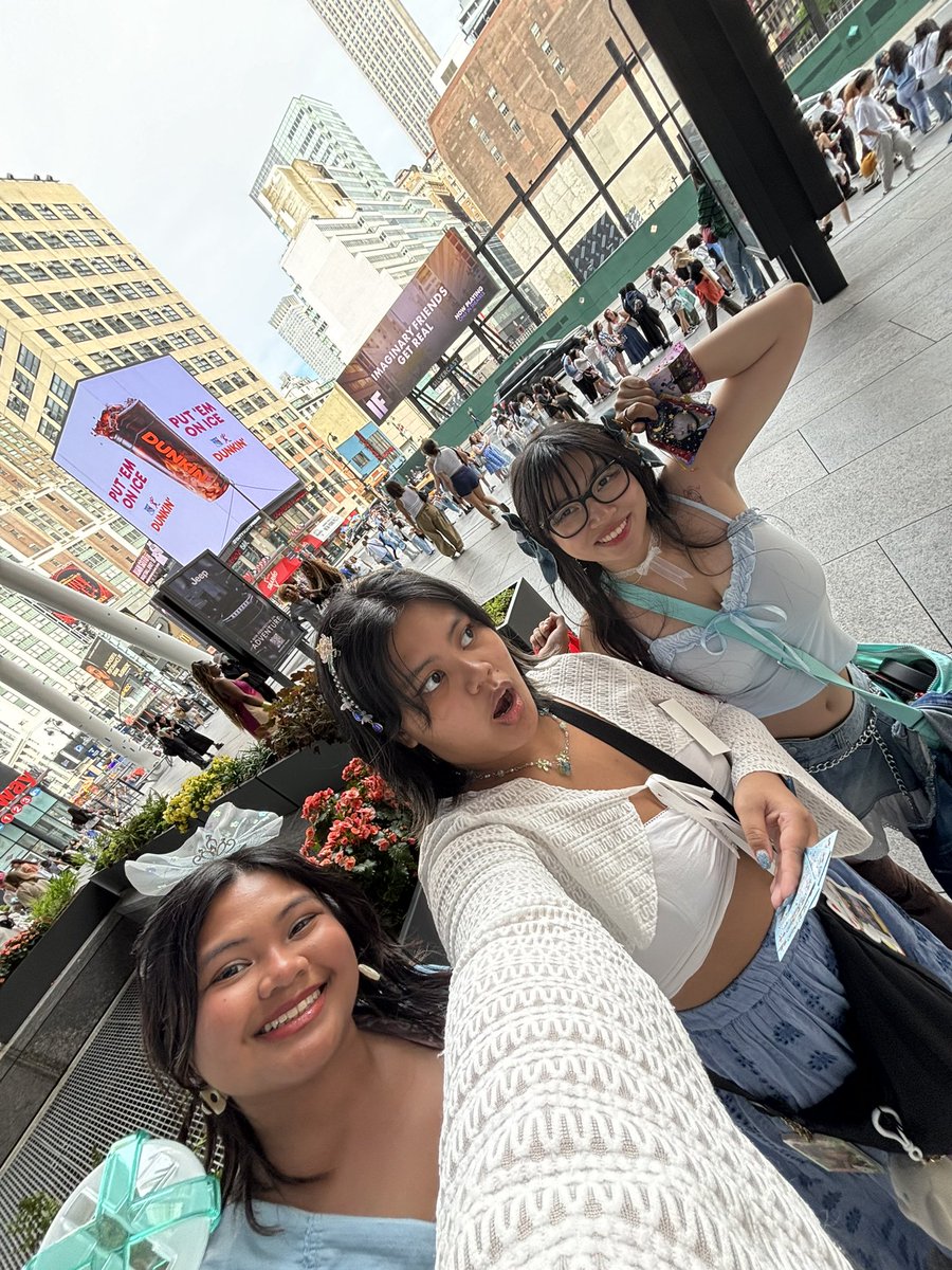 LazySmolUni's tweet photo. ‼️Attention NYC MOA‼️
We’re here at msg with freebies !! Come find us :D 🫣
#TXT_CONCERT #TXT_TOUR_ACT_PROMISE https://t.co/0rymr9eUf2