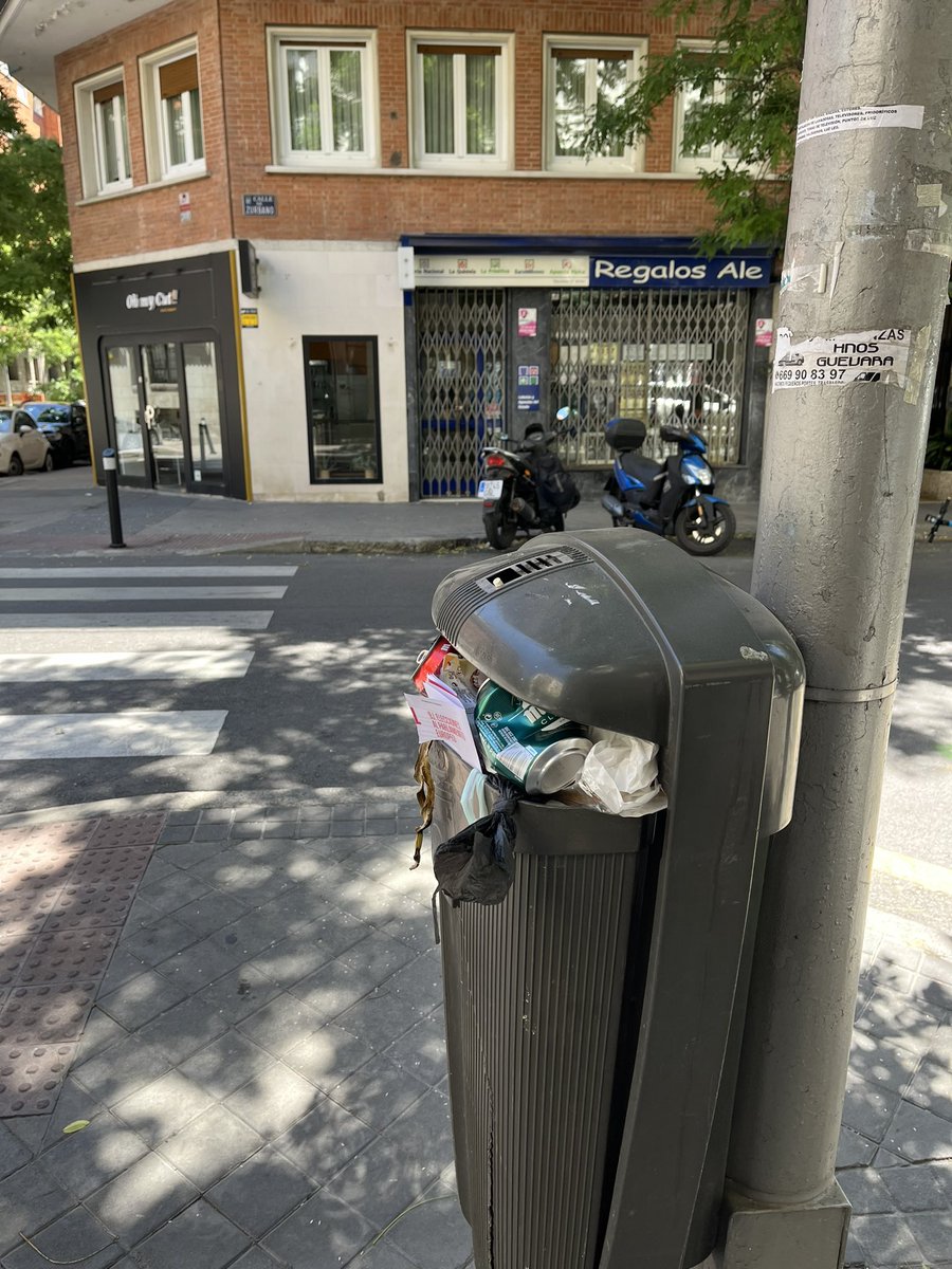 JCHosteltur's tweet photo. @Lineamadrid Buenas tardes, el servicio de limpieza de las calles Gracia de Paredes, Zurbano, Fernández de la Hoz y cercanas es muy deficiente, no recogiendo ni las papeleras ni limpiando las calles, para muestra les adjunto de cómo estaban las papeleras esta mañana . https://t.co/m3akIUDr6R
