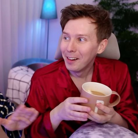 dnphriends's tweet photo. its crazy how phil didnt want to have his natural brown hair when he looked LIKE THIS https://t.co/SBCV6k4iV2