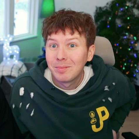 dnphriends's tweet photo. its crazy how phil didnt want to have his natural brown hair when he looked LIKE THIS https://t.co/SBCV6k4iV2
