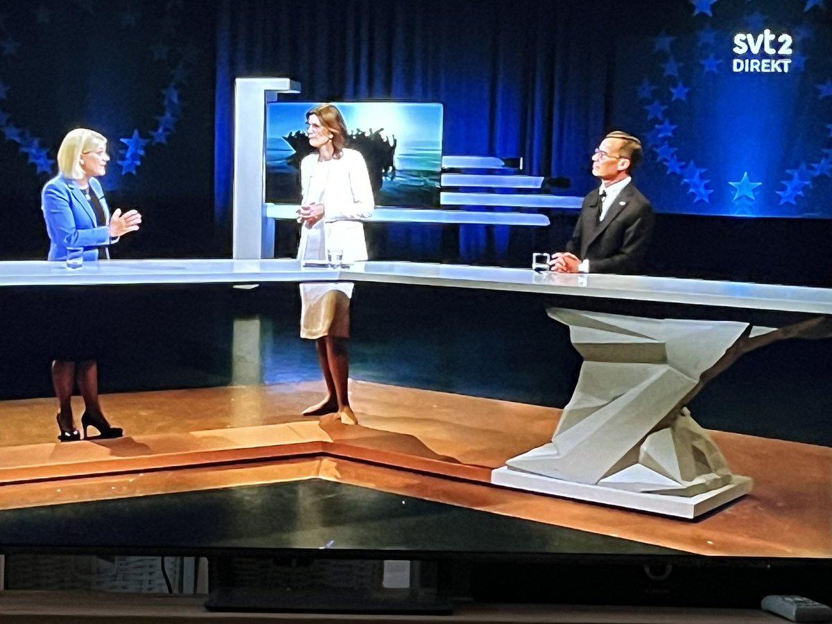 Noterar att Socialdemokraternas partiledare är närmast besatt av att bara prata om ett parti - som inte är med i debatten - istället för att förhålla sig till sakpolitik. #svpol #Agenda