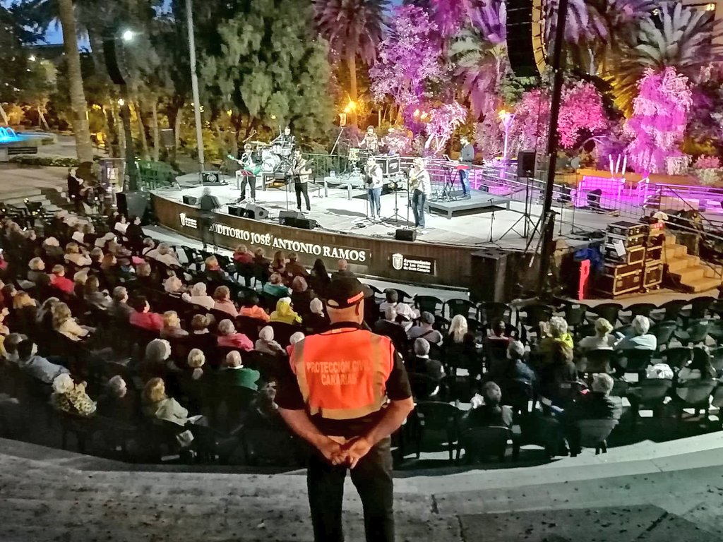 ProteCivilLPA's tweet photo. Anoche en el anfiteatro del parque Doramas, nuestros voluntarios/as dieron cobertura preventiva de seguridad y emergencias a la actuación del bajista y cantador canario Paco Perera dentro de la programación de #Musicando https://t.co/0WZCvQtjdz