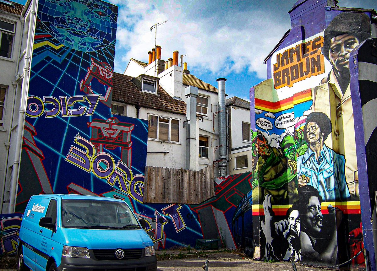 PercyFagg's tweet photo. #AlphabetChallenge #WeekV Vintage: Brighton 2009  #StreetArt https://t.co/LgsJnNmrgo