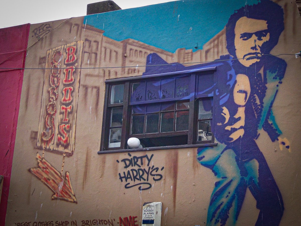 PercyFagg's tweet photo. #AlphabetChallenge #WeekV Vintage: Brighton 2009  #StreetArt https://t.co/LgsJnNmrgo