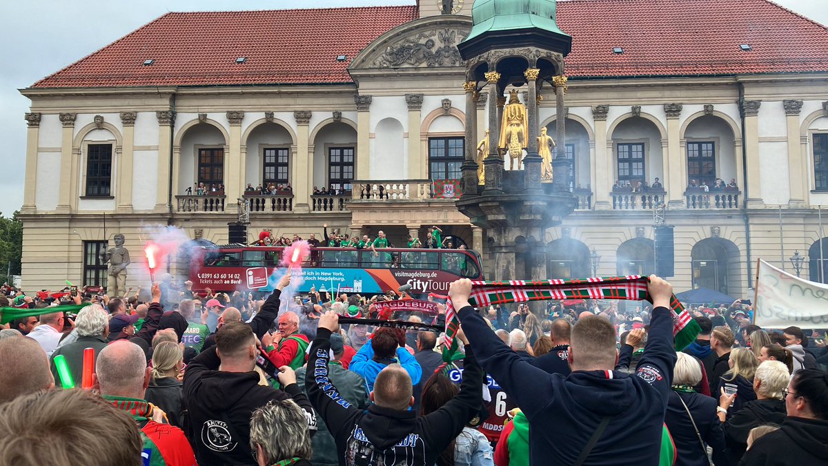 HSprengkamp's tweet photo. Die #Sportstadt Magdeburg macht Party, feiert die Deutsche Meisterschaft des #SCM, der am kommenden Wochenende außerdem den CL-Titel verteidigen kann. @SchumannCarola, @K_MeyerP &amp; @amy_schndr feierten mit. https://t.co/TjSJKyO4aA
