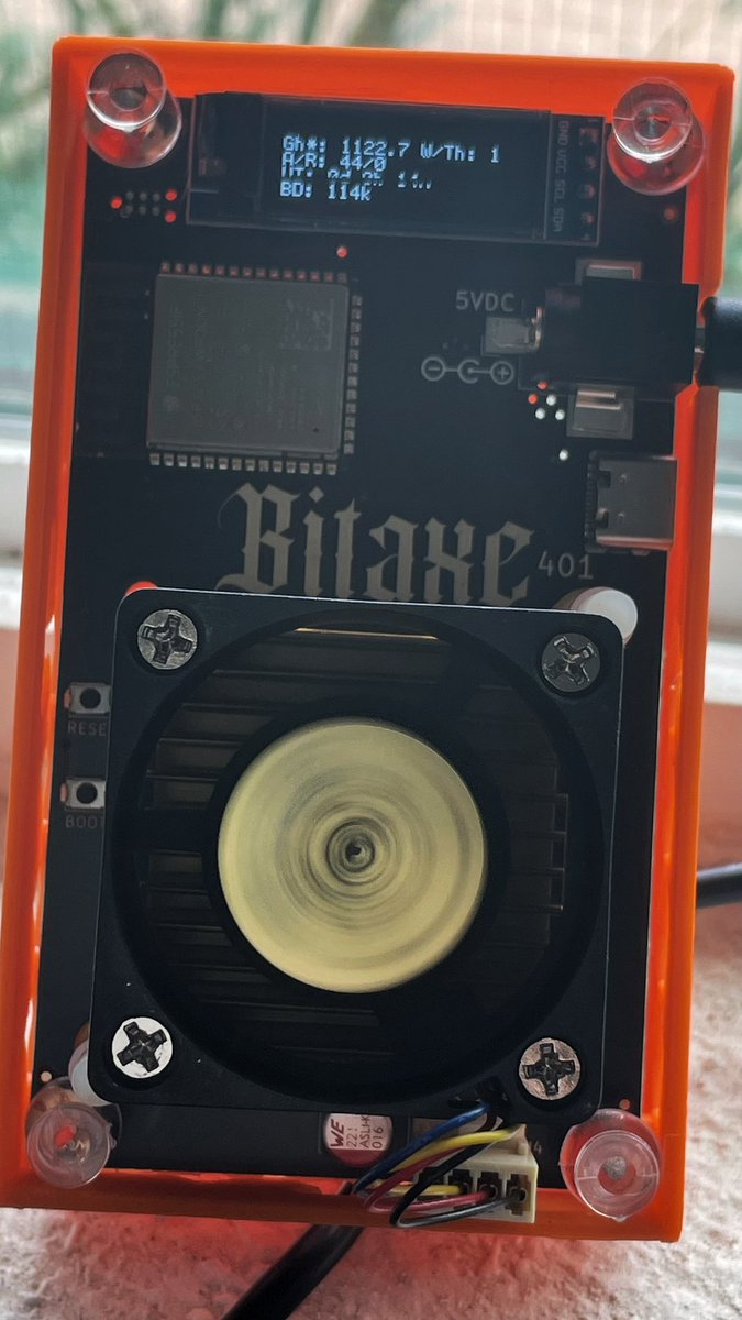 eyelightyou's tweet photo. @skot9000 This 12.89 W/Th toy is so fast it needs extra pixels on the oled 🤣 https://t.co/l4aacdQuiM