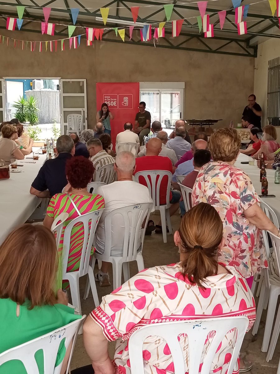 PsoeBadajozCEP's tweet photo. 🌹Las personas son el corazón de Europa. Los y las socialistas seguiremos luchando por defender una Europa para todos y todas sin dejar a nadie atrás.
📸Convivencia de @magallardomir con jóvenes en #Calamonte y acto en #ArroyoDeSanServán
#MásEuropa🇪🇺 https://t.co/4wAkPMCD1i