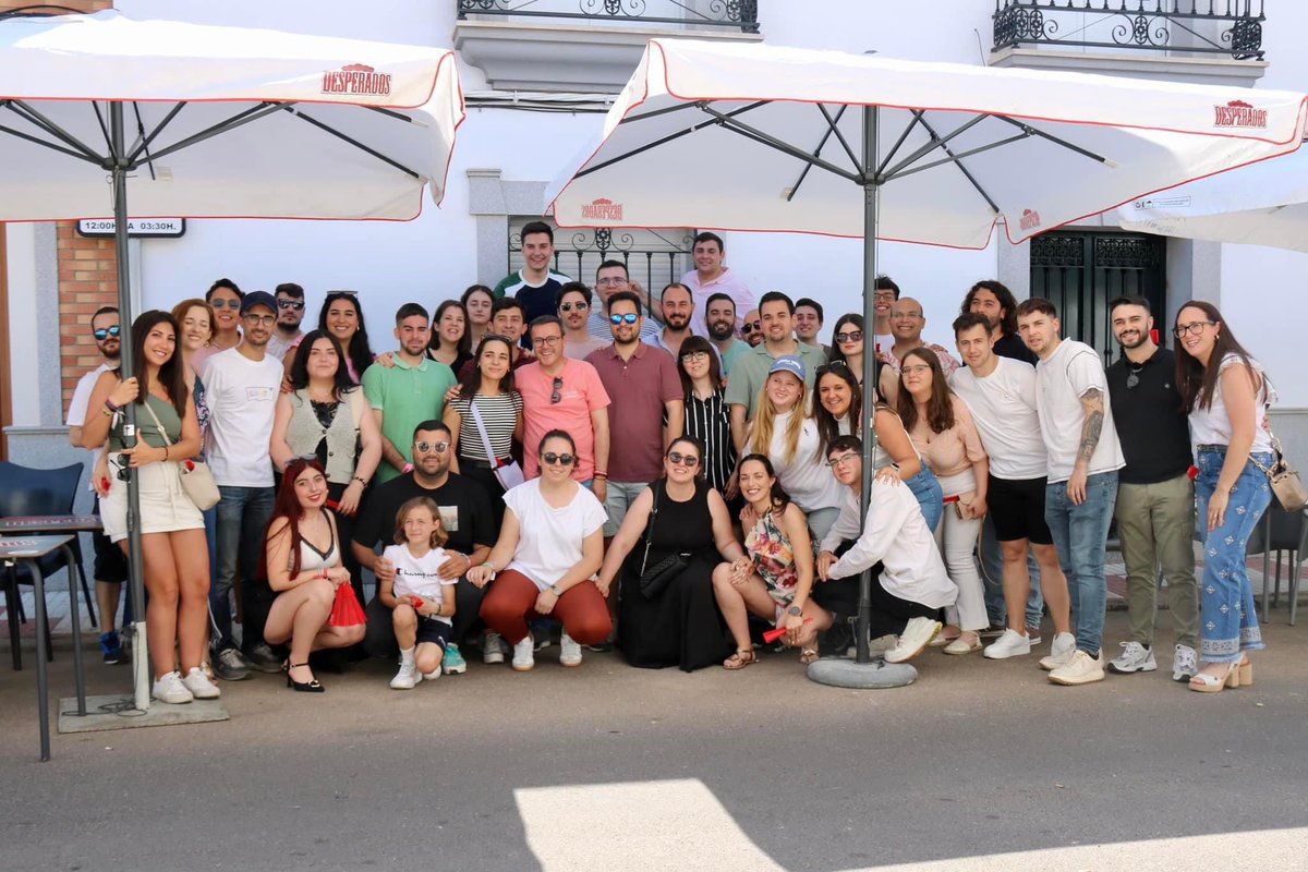 PsoeBadajozCEP's tweet photo. 🌹Las personas son el corazón de Europa. Los y las socialistas seguiremos luchando por defender una Europa para todos y todas sin dejar a nadie atrás.
📸Convivencia de @magallardomir con jóvenes en #Calamonte y acto en #ArroyoDeSanServán
#MásEuropa🇪🇺 https://t.co/4wAkPMCD1i