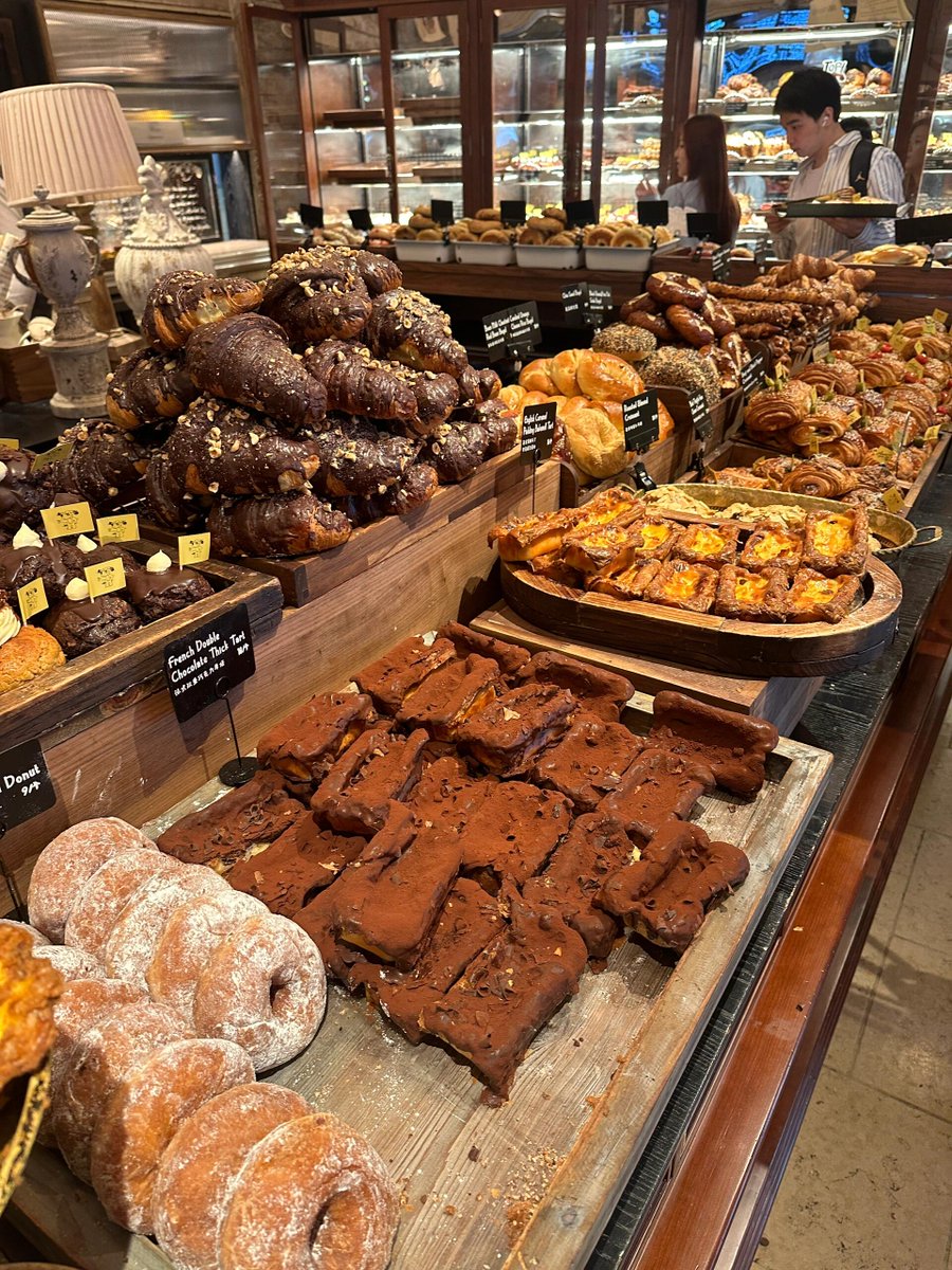 Delicious bread Today was the first time I queued for food, it was worth it, the bread was so delicious👍
