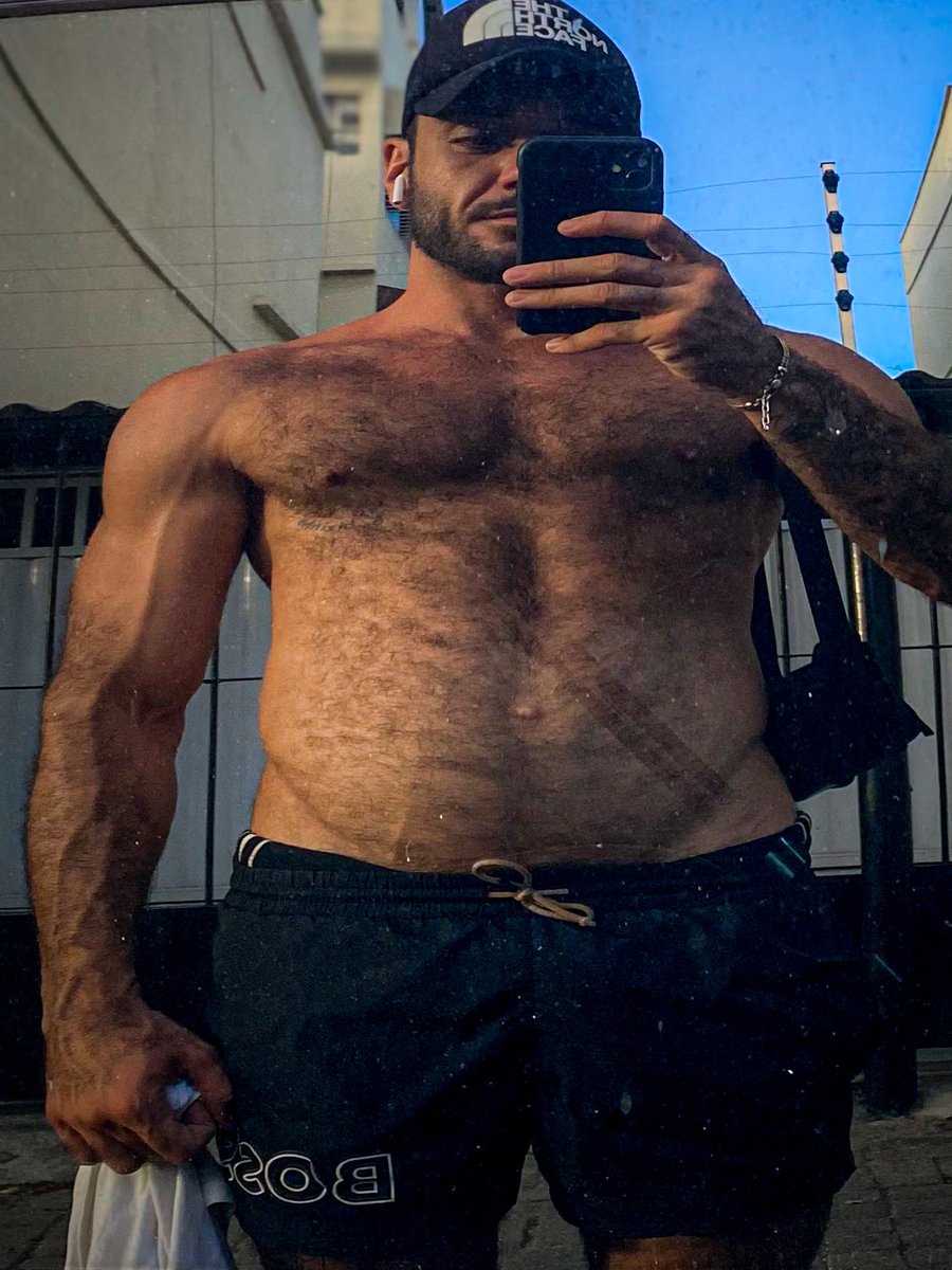 Fui à praia encontrar uns amigos. Dai a gay me pergunta:

 “amigo, cê assumiu a skin pescador peludo?”

Será: