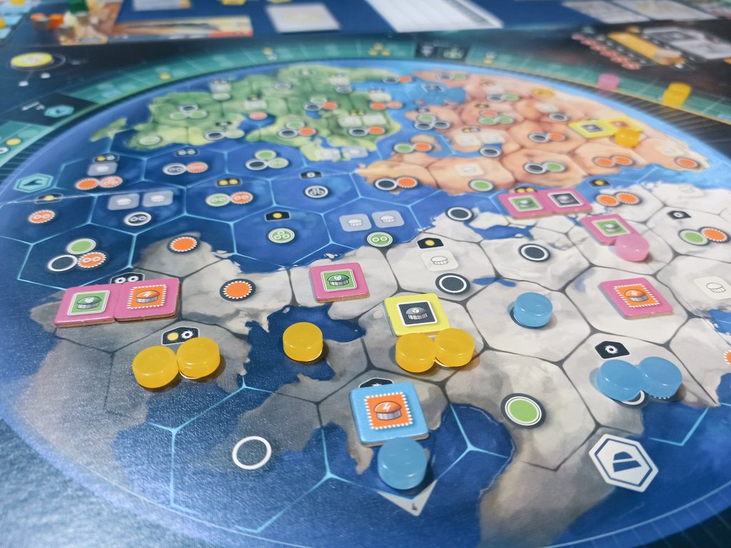 MenudaPieza's tweet photo. Bueno, cada vez más reconciliado con este #Evacuation de @ArrakisGames. Segunda partida al modo puntos, con las cartas de acción, las cuales me parecen imprescindibles. Me olvidé de mí civilización mientras que @LitoraLudo solventó la partida con mucha más eficacia. https://t.co/dkUYhiA73I