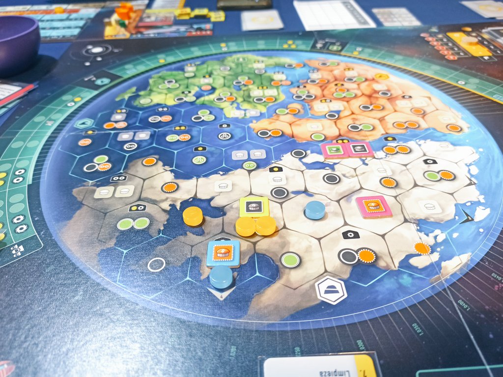 MenudaPieza's tweet photo. Bueno, cada vez más reconciliado con este #Evacuation de @ArrakisGames. Segunda partida al modo puntos, con las cartas de acción, las cuales me parecen imprescindibles. Me olvidé de mí civilización mientras que @LitoraLudo solventó la partida con mucha más eficacia. https://t.co/dkUYhiA73I