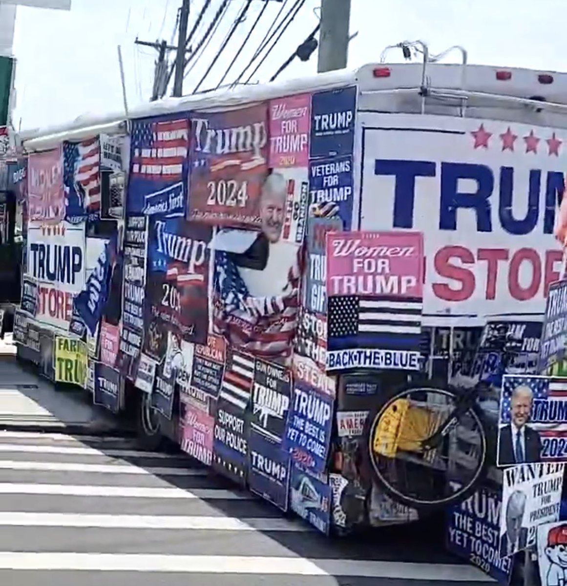 RonFilipkowski's tweet photo. Trump bus that crashed into pole today heading to rally for Trump on Staten Island. https://t.co/aLEQ5VfVkG