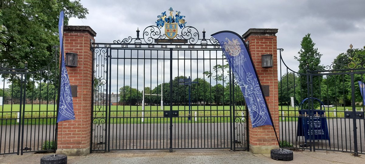 Apricot_Fruit's tweet photo. Walk round Rugby this weekend including passing the entrance gates to the famous school with the rugby goal posts visible behind #WeekendWalks #Warwickshire https://t.co/UtzVl4No0e