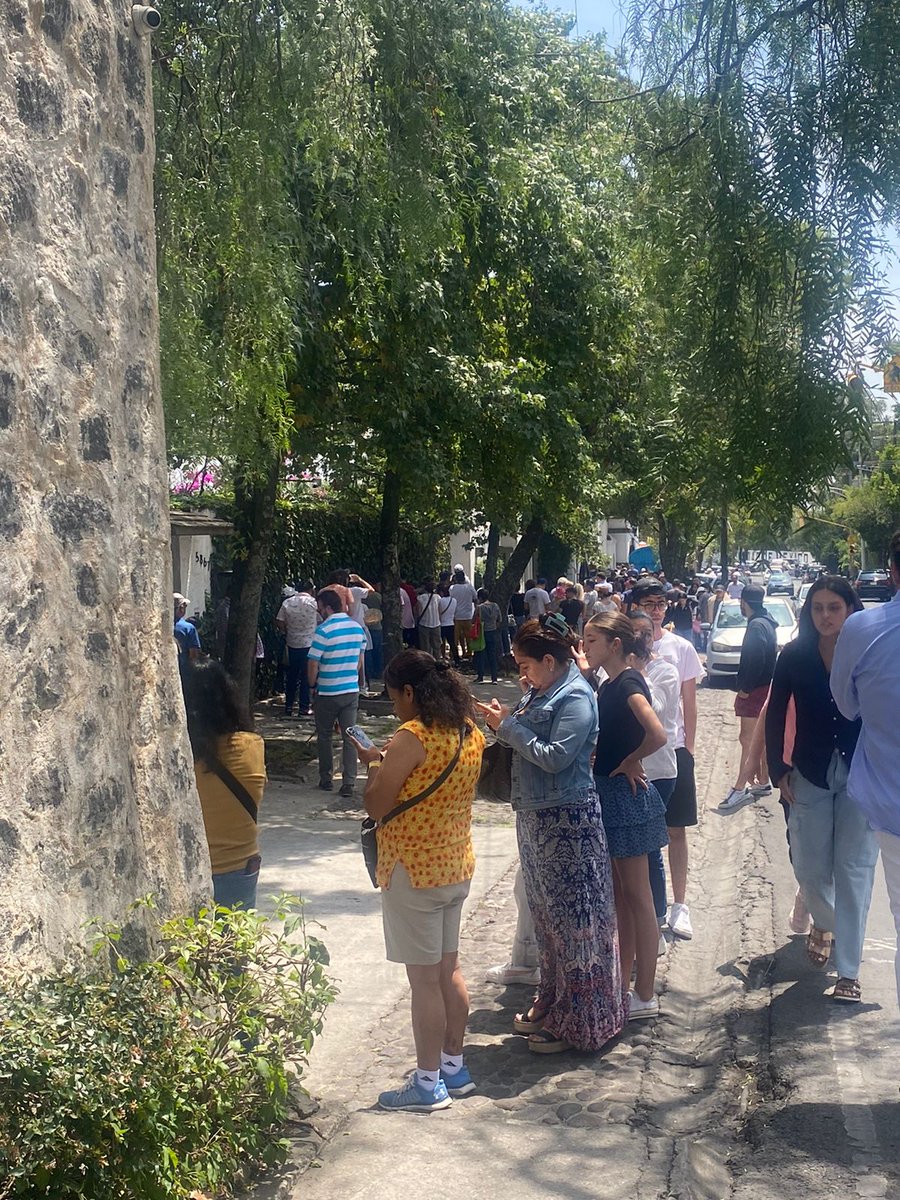 RCNMexico's tweet photo. Ya salgan a votar! Así la fila en #AlvaroObregon https://t.co/d3NDVqL61E