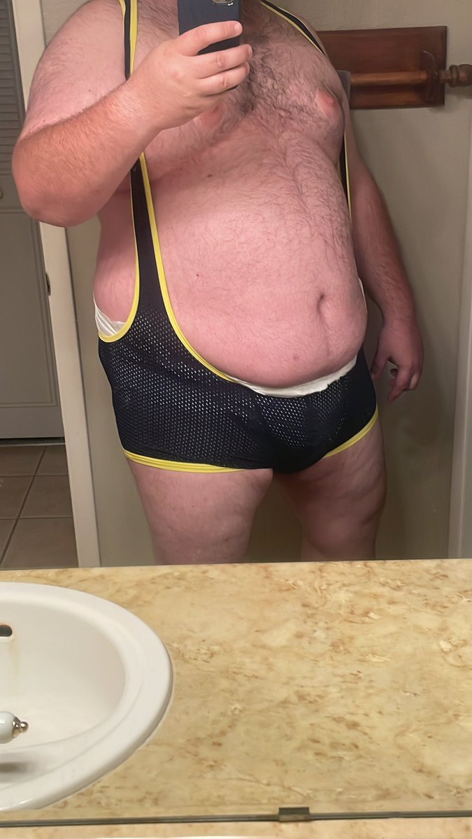ColuseX's tweet photo. Swelling out the front nicely. #gay #gaybear #gaydiaper #wetdiaper #singlet https://t.co/uIu0gw2Aru