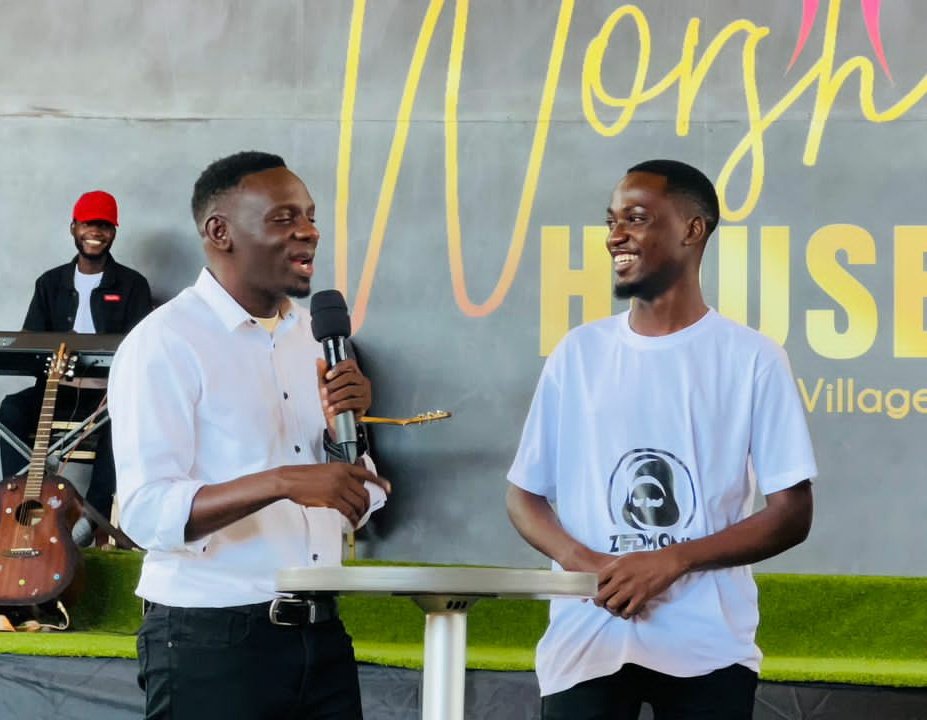 Rapwithzedmonk's tweet photo. It was a great honor to testify about God's miracles and how i managed to rap for 4days non stop as i was breaking the @GWR
LRM Record. Thank you papa @WilsonBugembe for welcoming me at @ThaWorshipHouse π
Believers are winners indeed π
#ZedmonksWorldRecord
#75hoursofRap https://t.co/Qd5HxFAMcY