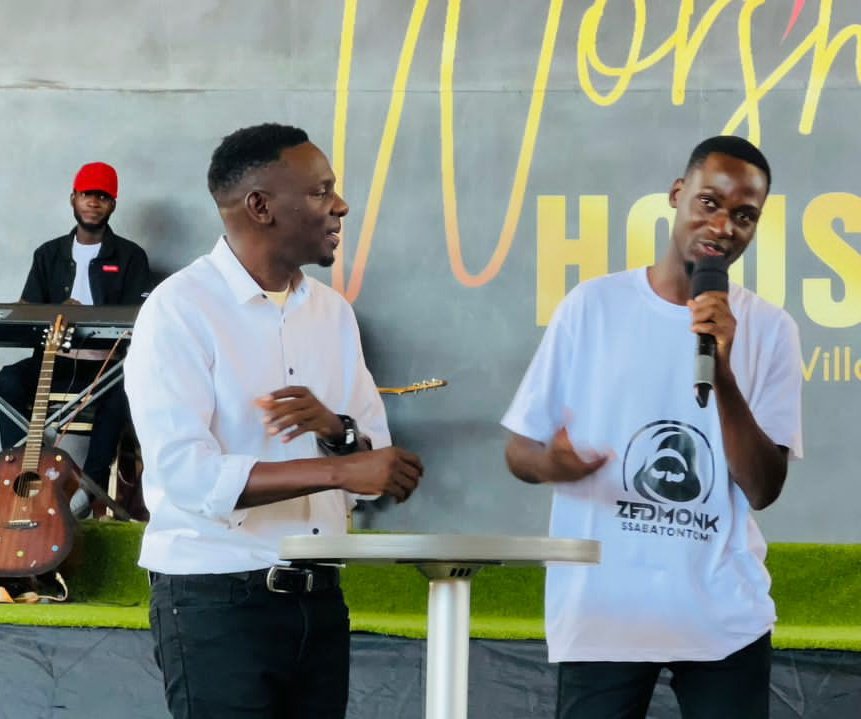 Rapwithzedmonk's tweet photo. It was a great honor to testify about God's miracles and how i managed to rap for 4days non stop as i was breaking the @GWR
LRM Record. Thank you papa @WilsonBugembe for welcoming me at @ThaWorshipHouse π
Believers are winners indeed π
#ZedmonksWorldRecord
#75hoursofRap https://t.co/Qd5HxFAMcY