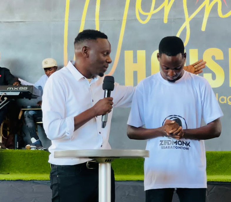 Rapwithzedmonk's tweet photo. It was a great honor to testify about God's miracles and how i managed to rap for 4days non stop as i was breaking the @GWR
LRM Record. Thank you papa @WilsonBugembe for welcoming me at @ThaWorshipHouse π
Believers are winners indeed π
#ZedmonksWorldRecord
#75hoursofRap https://t.co/Qd5HxFAMcY