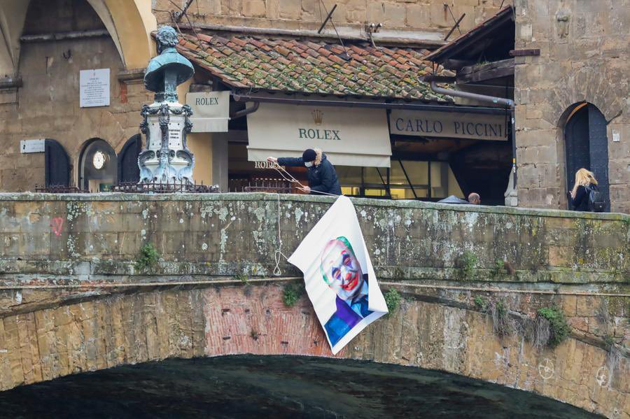 pr1malscream's tweet photo. Italiano ha salutato.
Ora tocca a te: vendi e vattene.

#CommissoOut https://t.co/8wGL87fHsS