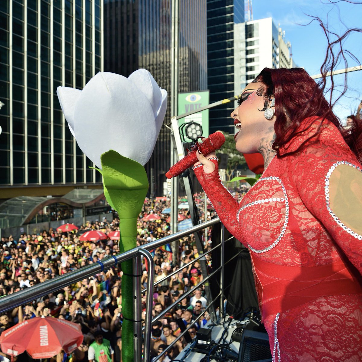 HugoGloss's tweet photo. A Avenida Paulista tá pegando fogo! 🔥Gloria Groove se jogou no lookinho vermelho e entregou TUDO em seu trio durante a Parada LGBT+ de São Paulo, neste domingo (2). A #Bonekinha sabe brincar SIM! #Proibidona? Só se for parar de dançar! Que #CoisaBoa, mammy! Maravilhosa é pouco, viu?!
🆘 Ajude o Rio Grande do Sul e saiba lugares para doações: https://t.co/7G2LA5rdp7
(📸: Eduardo Martins / Brazil News)